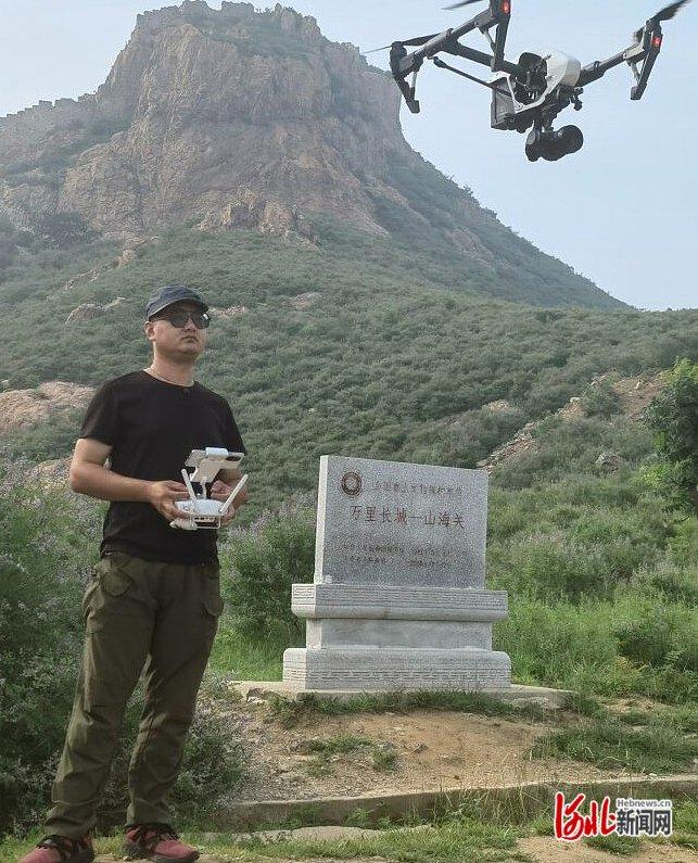 6月28日，张鹏在试飞无人机，准备巡查山地长城。河北日报记者孙也达摄