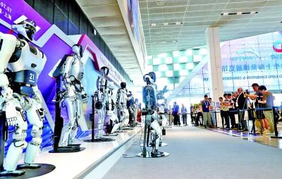 2024世界人工智能大会上，一组人形机器人在进行展示。新华社发