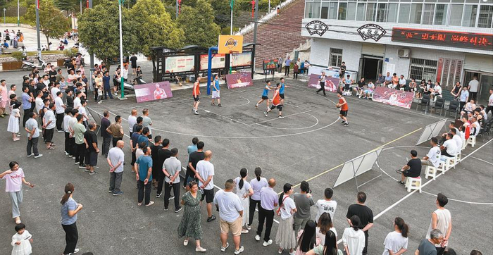 7月1日傍晚，佛坪县西岔河镇三教殿村篮球场上，“村BA”篮球赛正火热进行。 任文吉摄