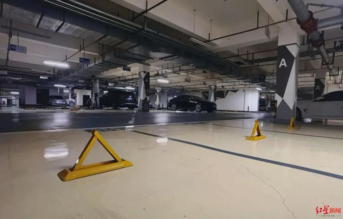 ▲上锁的地下车位