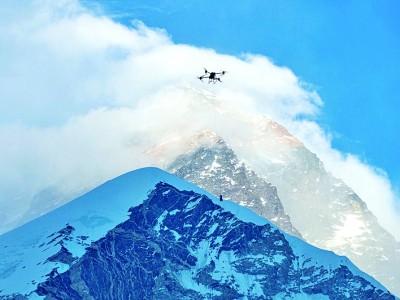 中国民用无人机完成全球首次珠峰6000米海拔物资运输。新华社发