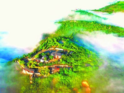     云雾之中的吴起胜利山。受访者供图
