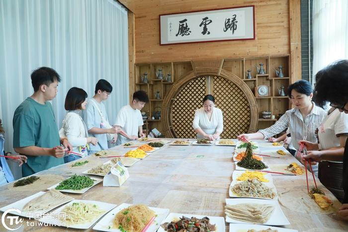 两岸青年体验制作非遗美食和合饺饼筒。（中国台湾网 发）