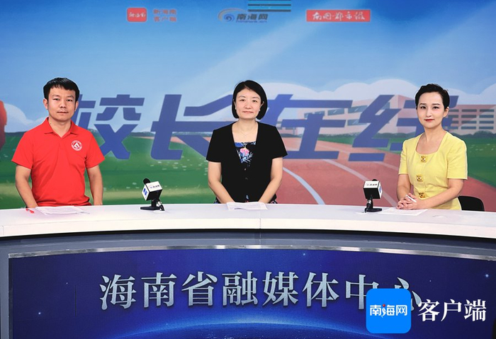 　　李莉（中）和张小云（左）做客《校长在线》 记者 莫壮青 摄