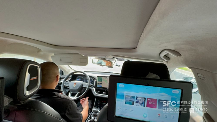 （记者在北京亦庄所乘萝卜快跑车辆，配备了安全员）