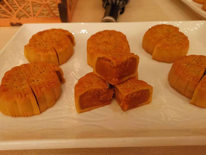 咸蛋黄肉松月饼