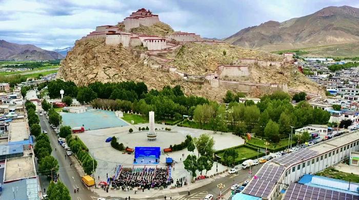 “新时代西藏故事·名家讲坛”走进日喀则市江孜县活动现场。人民网记者 次仁罗布摄