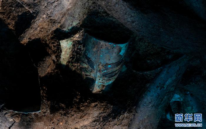 这是在三星堆遗址考古发掘现场3号“祭祀坑”拍摄的青铜面具。新华社记者 沈伯韩 摄