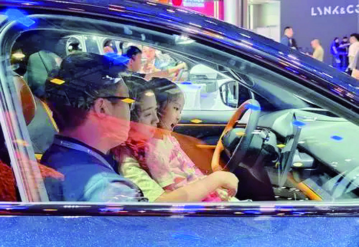     6月9日，重庆国博中心，市民在2024重庆国际车展现场了解车辆信息。重庆日报资料图