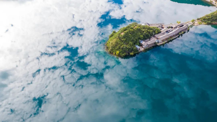 水天一色的泸沽湖 新华社记者 陈欣波 摄