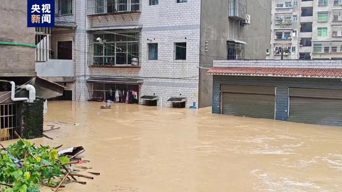 ▲垫江县县城内被淹没的街道。图据央视新闻