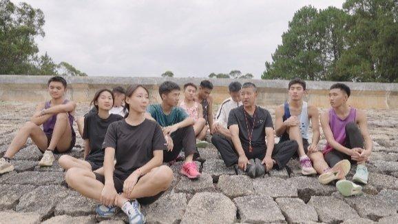 训练间隙李家周老师与临翔区第二中学博海训练队成员在博尚水库畅谈理想。