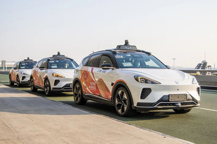 2024年1月24日，武汉天河机场，待客中的百度萝卜快跑无人驾驶汽车。图/视觉中国