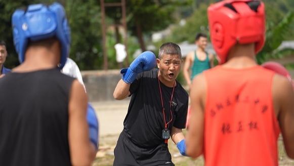 李家周老师在给临翔区第二中学体育特长生讲解搏击技巧。