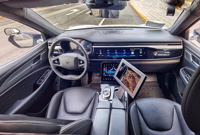 2024年3月26日，北京，首钢园内，萝卜快跑无人驾驶小汽车亮相。图/视觉中国