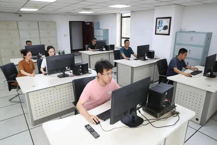 朝阳市融媒体中心非编机房（肖景昕  白铁军  吴然 摄）