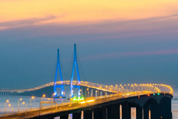 舟山跨海大桥“蓝调时刻” 图源：视觉中国
