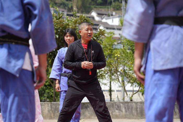 李家周老师在给临翔区第二中学体育特长班学生上柔道课。