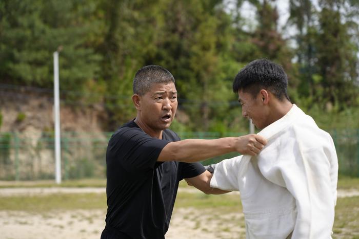 李家周老师在给临翔区第二中学体育特长生解析柔道技能。