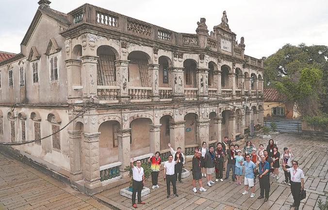 上月，中国电视剧名家福建故事采风组一行走进漳州。（张先进 供图）