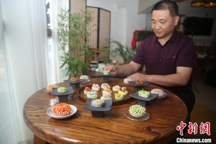图为阮智敏介绍他制作的唐菓子。黄兴鸿 摄