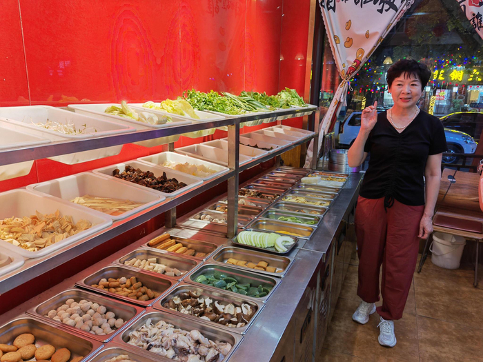 抚顺麻辣拌助力老牌餐饮街区焕发新活力。王文郁/摄