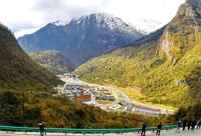 游客在西藏山南市隆子县玉麦乡路边欣赏玉麦乡美景（2023年10月25日摄）。新华社记者 张汝锋 摄