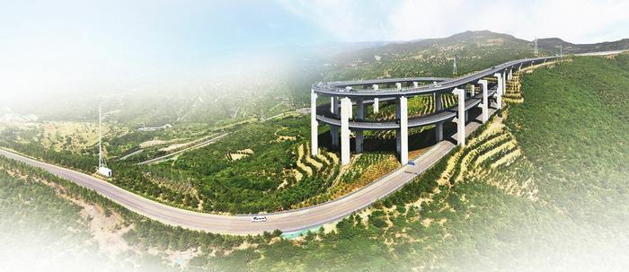 天龙山旅游公路依山而建，盘旋在群山峻岭之间，被称为“最美网红桥”。本报记者李兆民摄