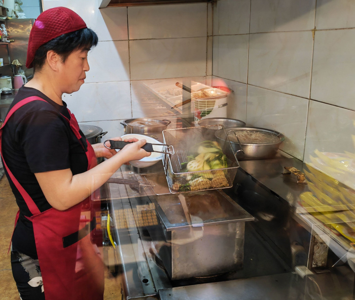 透明橱窗可视化加工。王文郁/摄