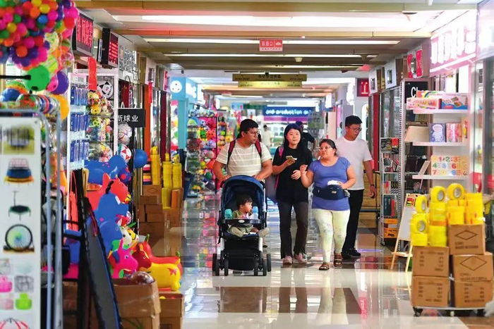 中外顾客正在逛义乌国际商贸城 图源：新华社客户端