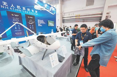 在北京亦创国际会展中心无人机产业博览会上，观众在参观卫星通信无人机。杜建坡摄（人民图片）