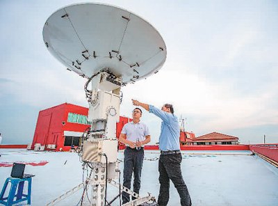 在泰国马汉科理工大学，中泰双方工作人员调试低轨通信网络移动信关站。新华社记者 王 腾摄