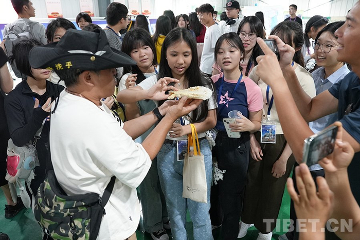 图为香港青少年研学团学生们在观察蜂巢。摄影：赵振宇
