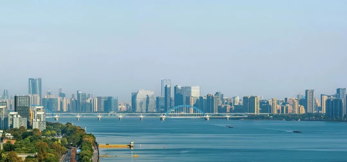 杭州钱塘江两岸 图源：视觉中国