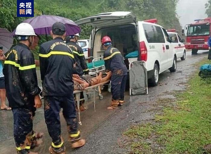 越南一客车因山体滑坡被掩埋 已致9死4伤
