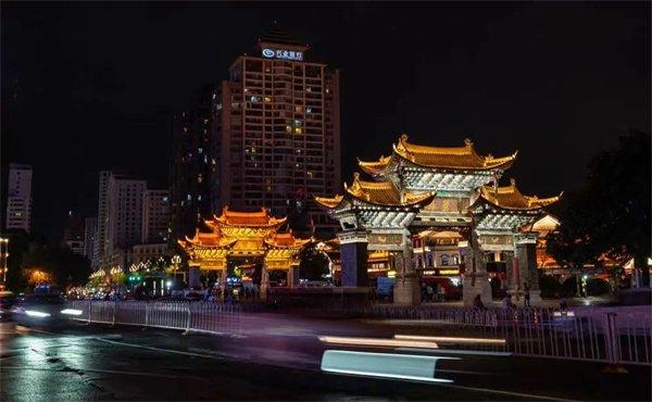 位于昆明市中心的金马碧鸡坊夜景 新华社记者 江文耀 摄在南强街吃饱