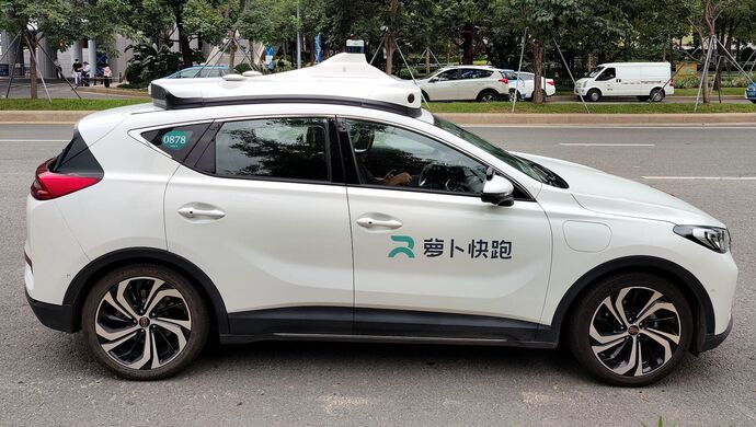 武汉街头的“萝卜快跑”无人驾驶出租车。（图源：长江日报）