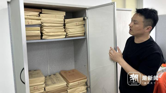 不到一天，杭州一家旅行社积攒的团队游护照资料。潮新闻记者吴越拍摄