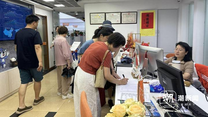 浙江游客报名出境游。潮新闻记者 吴越 摄