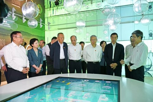 调研组赴陕西开展“金融支持绿色转型发展”专题调研。图为调研组在当地企业了解绿色发展情况。