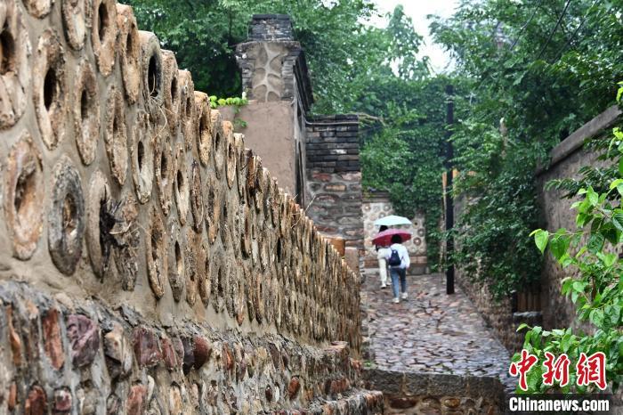 7月2日，河北省石家庄市井陉县南横口村，用废弃窑具砌筑的墙体随处可见。　中新社记者 翟羽佳 摄
