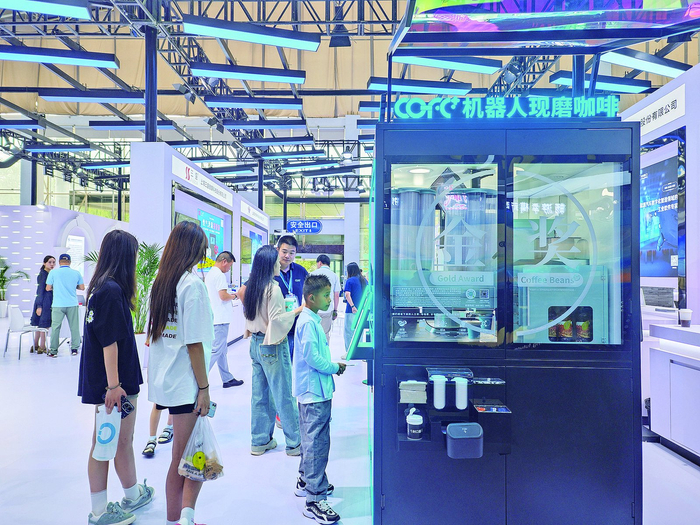     顾客在咖啡亭前等待取餐。本报记者 王玉莹 摄