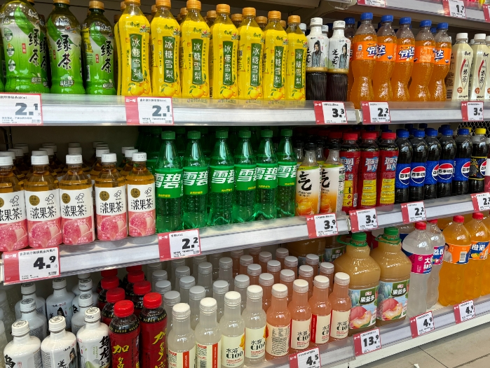 赵一鸣零食店内饮品 （左宇摄）