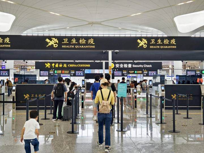 出境游旅客正在出境大厅有序通关。周雨亮 摄