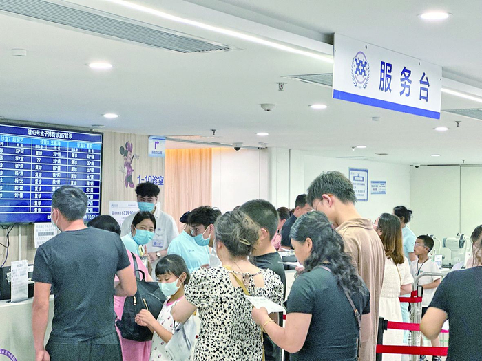 医院眼科门诊迎来就诊高峰。