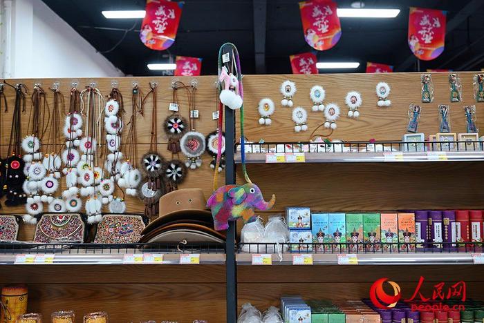 东山红星不夜城商店内售卖的民族手工艺品。人民网记者 刘艺琳摄