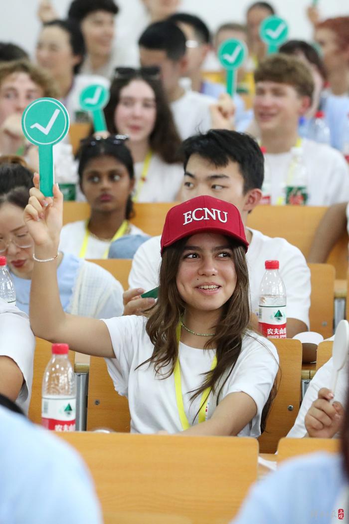 各国青少年走进华东师范大学与大学生交流互动，抢答环节奇思妙想充满趣味。