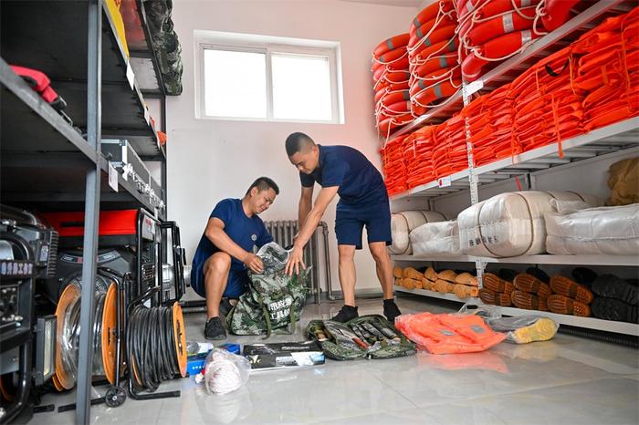 7月3日，赞皇县应急救援大队防汛设备室，队员正在对物资进行检查。  河北日报记者赵杰摄
