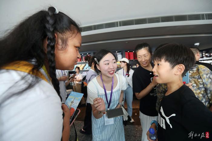 遇上热情的中国游客，营员们大大方方聊上几句。