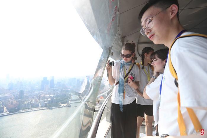 各国青少年登上东方明珠俯瞰上海。